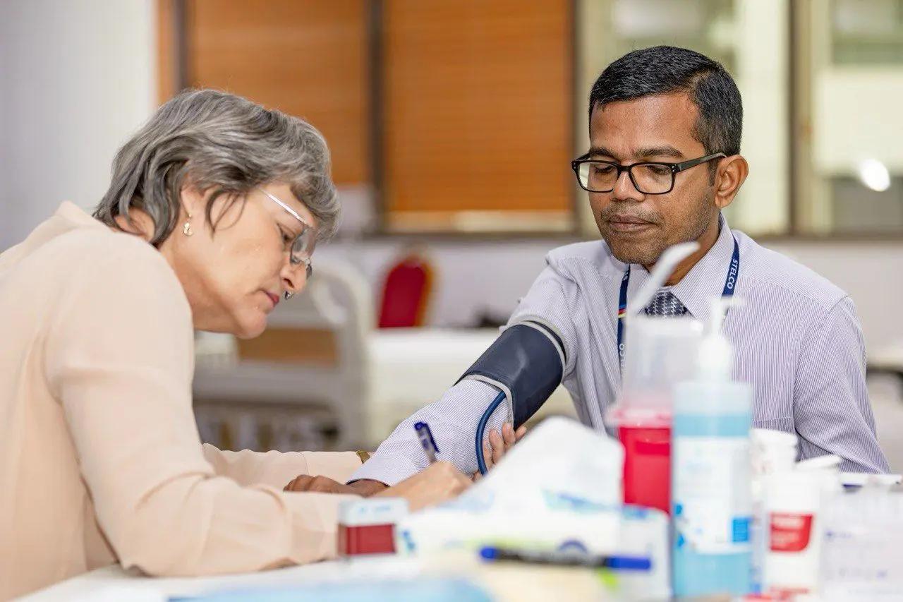 ސްޓެލްކޯ މުވައްޒަފުން ލޭ ހަދިޔާކޮށްފި