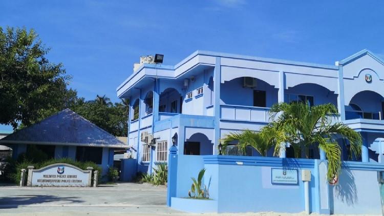 ފުލުހުންގެ ބަންދުގައި ހުރި މީހަކު އަމިއްލައަށް މަރުވާން އުޅުމުން ފަރުވާދެނީ
