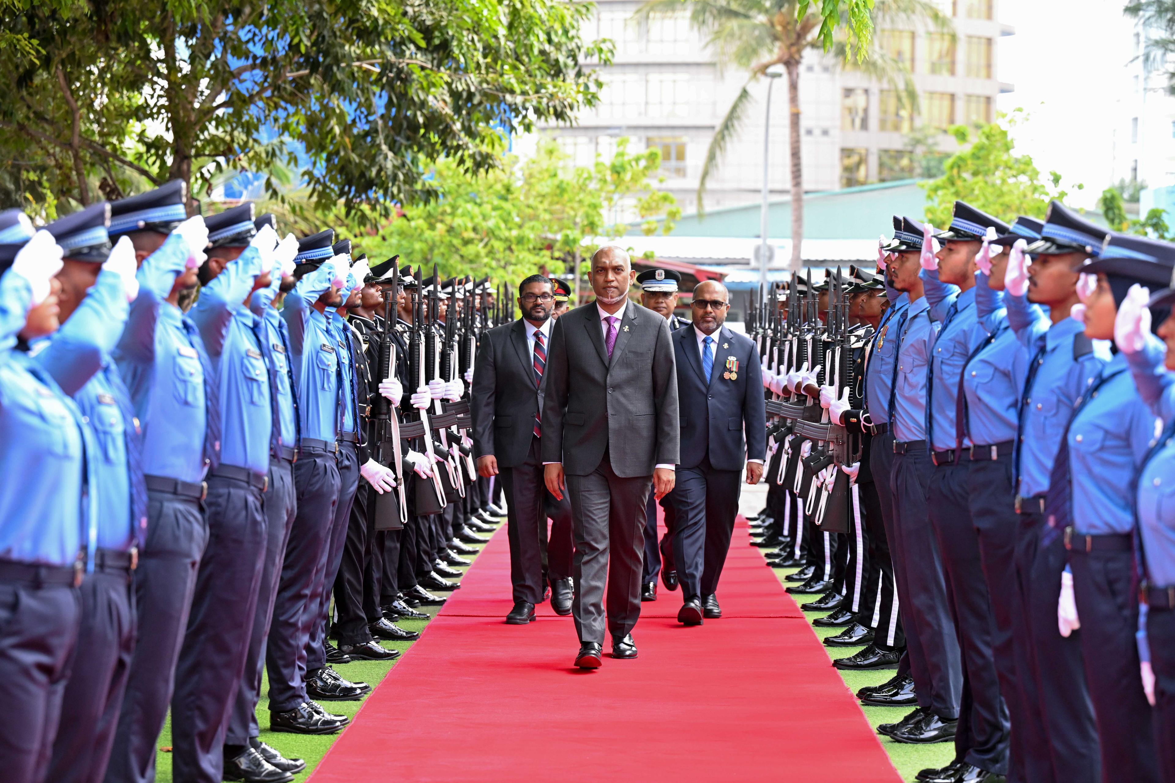ރައީސް މުއިއްޒު ސަލާމަތީ ބާރުތަކާއި ބައްދަލުކުރައްވައިފި