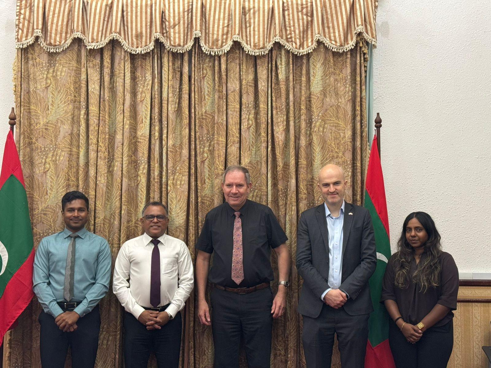 މޫސުމަށް އަންނަ ބަދަލުތަކުގެ ސަބަބުން ލިބޭ ގެއްލުންތަކާއި ގުޅިގެން އިނގިރޭސިވިލާތުގެ ސަފީރާއެކު މަޝްވަރާކޮށްފި