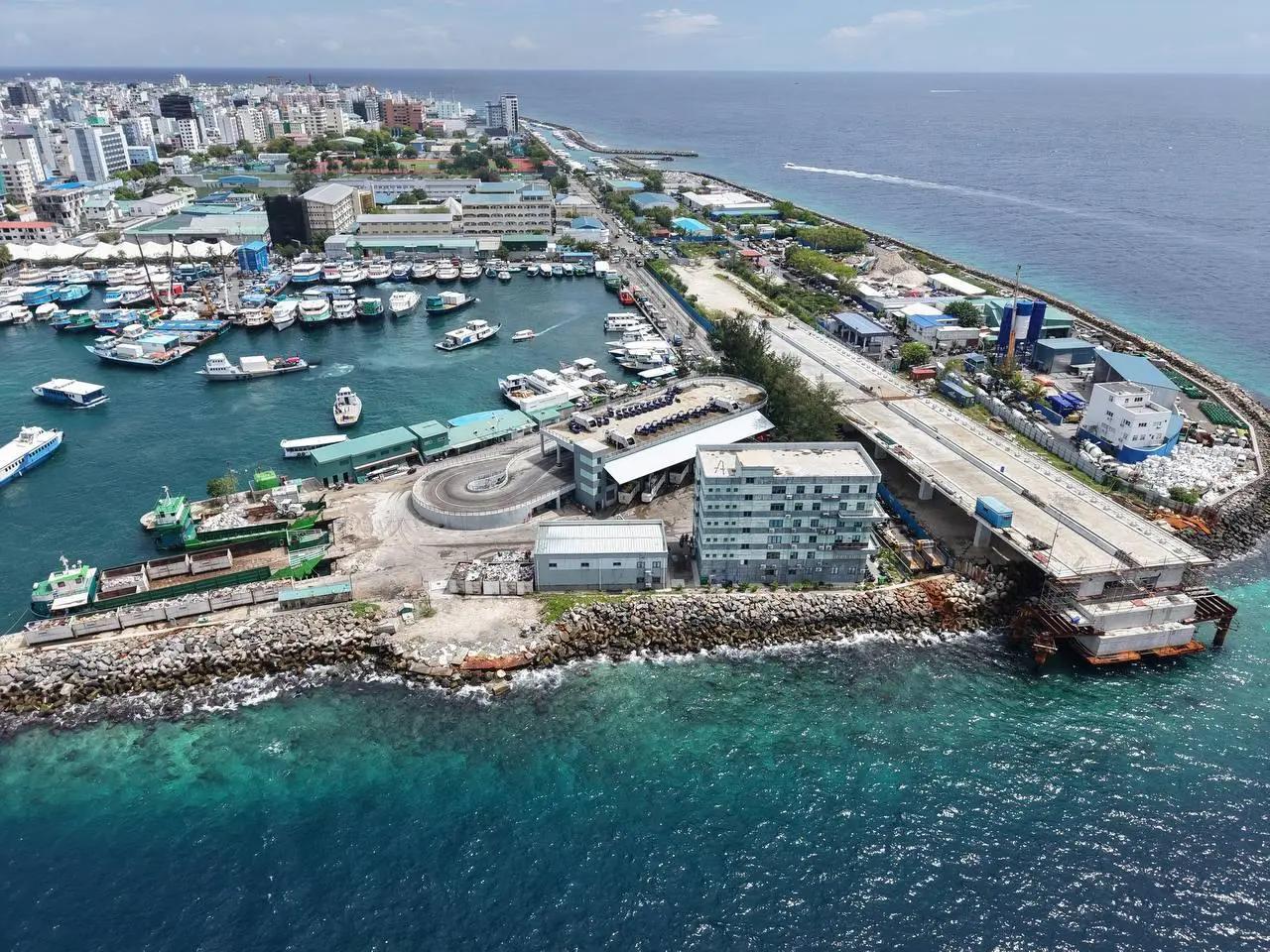 ކޮންޓޭނަރެއްގެ ތެރެއަށް ވެއްޓި ހާލު ސީރިއަސްވި މުވައްޒަފުގެ ހާލު އަންނަނީ ރަނގަޅުވަމުން، ވެންޓިލޭޓަރުން މިހާރު ނަގައިފި - ވެމްކޯ