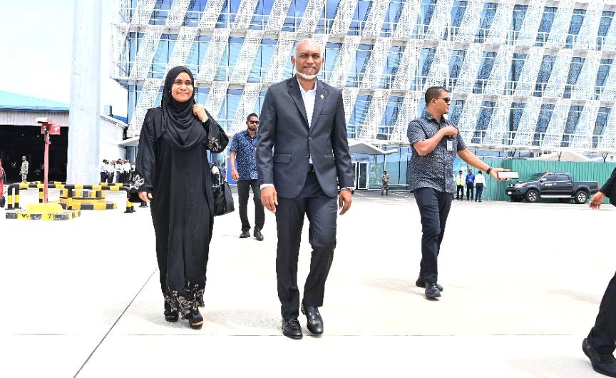 އަންނަ ހޯމަ ދުވަހު ރައީސްގެ ދެކަނބަލުން އުމްރާއަށް ފުރާވަޑައިގަންނަވަނީ