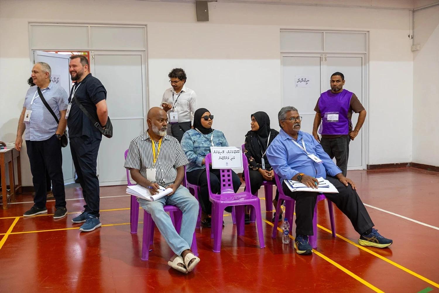 ދ. މީދޫ ކައުންސިލް ރައީސް މަޤާމުގެ އިތުރުބުރުގެ ވޯޓުގައި ކެންޑިޑޭޓުންގެ މަންދޫބުން، އޮބްޒަރވަރުންނަށް ފުރުސަތު ހުޅުވާލައިފި