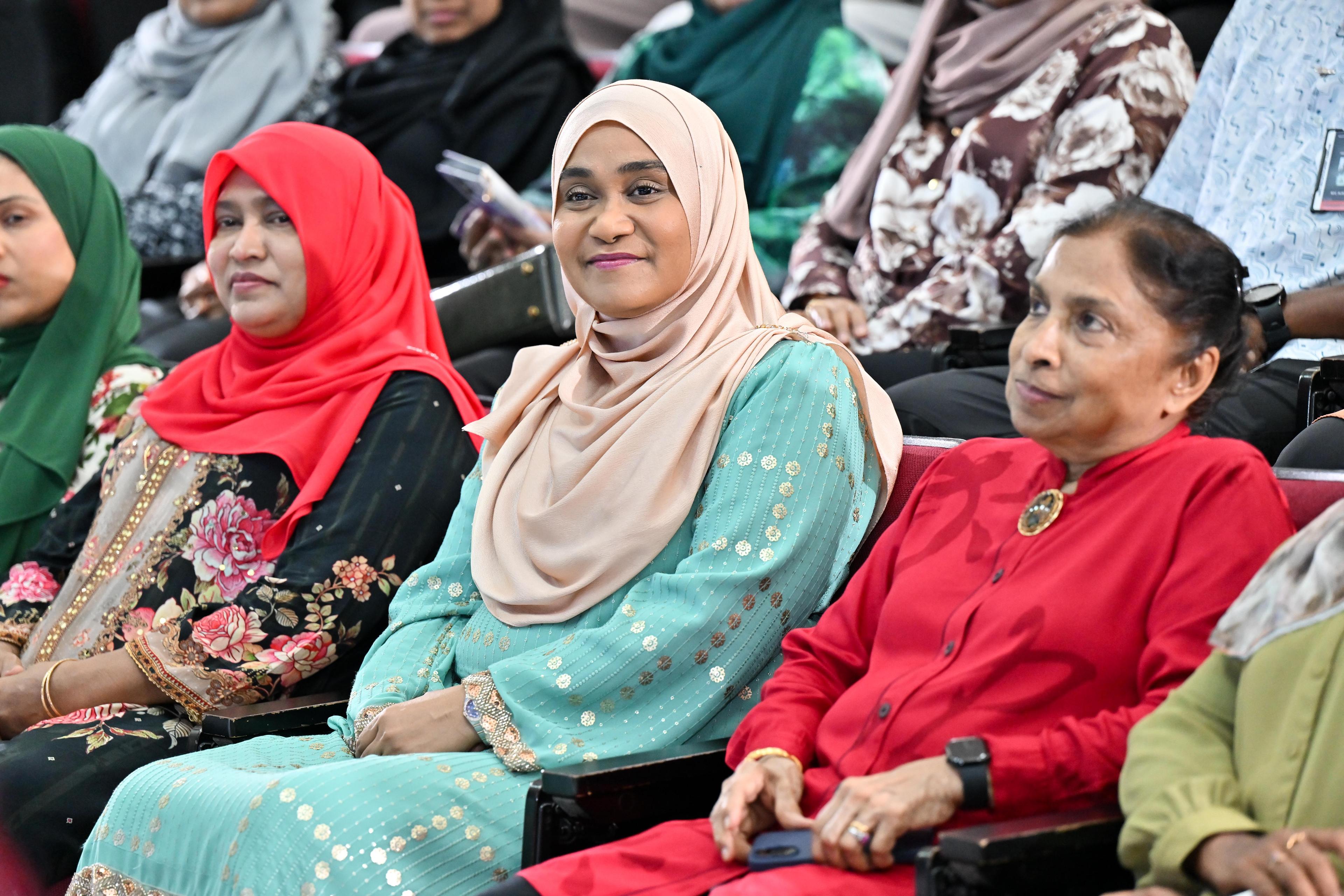 ނަރުހުންގެ ދުވަހުގެ ބަހުސް ސެޝަން މެޑަމް ޝަރަފުވެރިކޮށްދެއްވައިފި