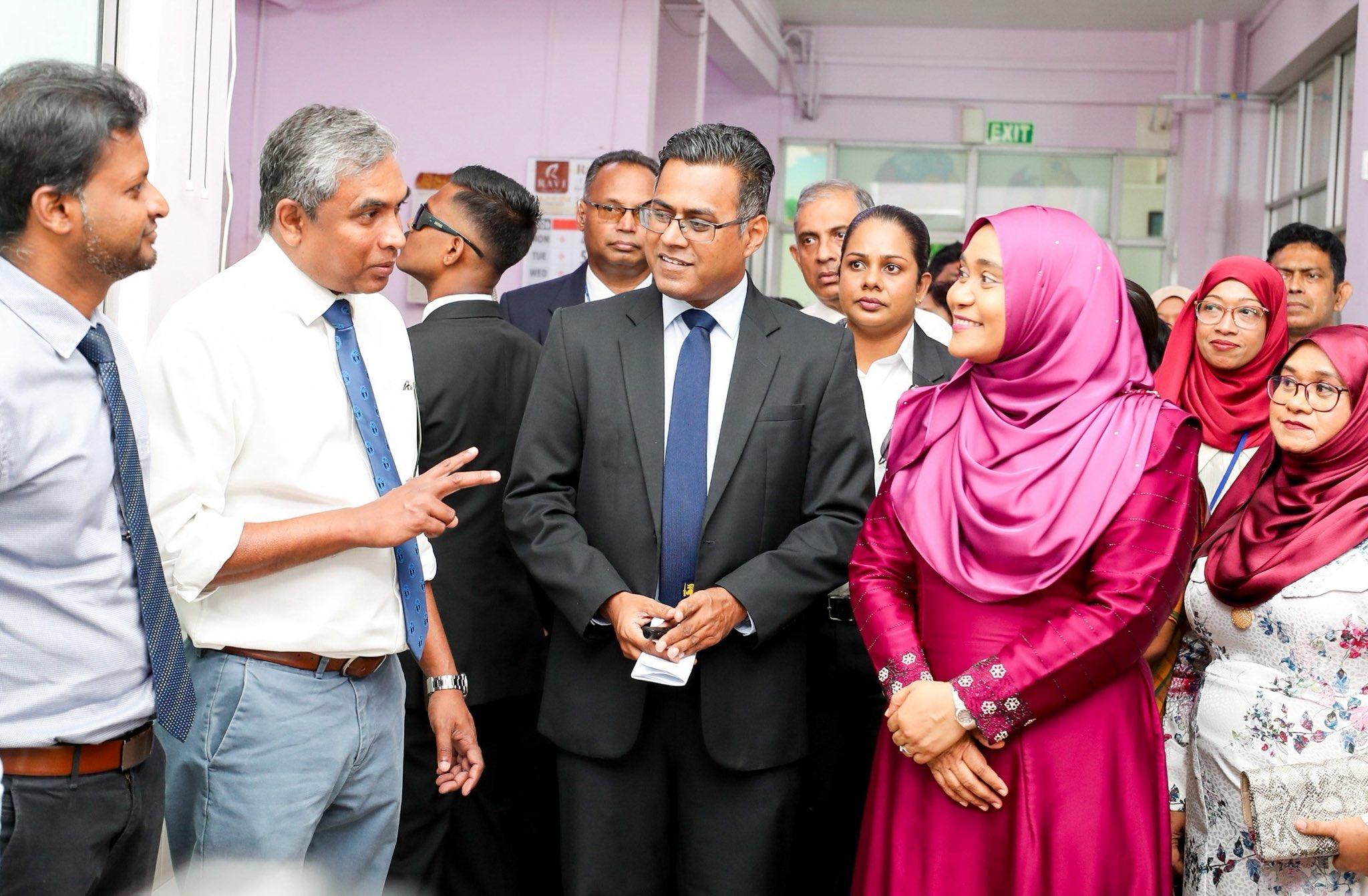 ކޮލަމްބޯގައި ހުންނަ ލޭޑީ ރިޖްވޭ ހޮސްޕިޓަލަށް ފަސްޓް ލޭޑީ ޒިޔާރަތް ކުރައްވައިފި