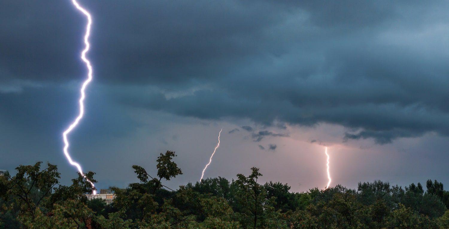 Severe lightning alerts issued across multiple districts in Sri Lanka