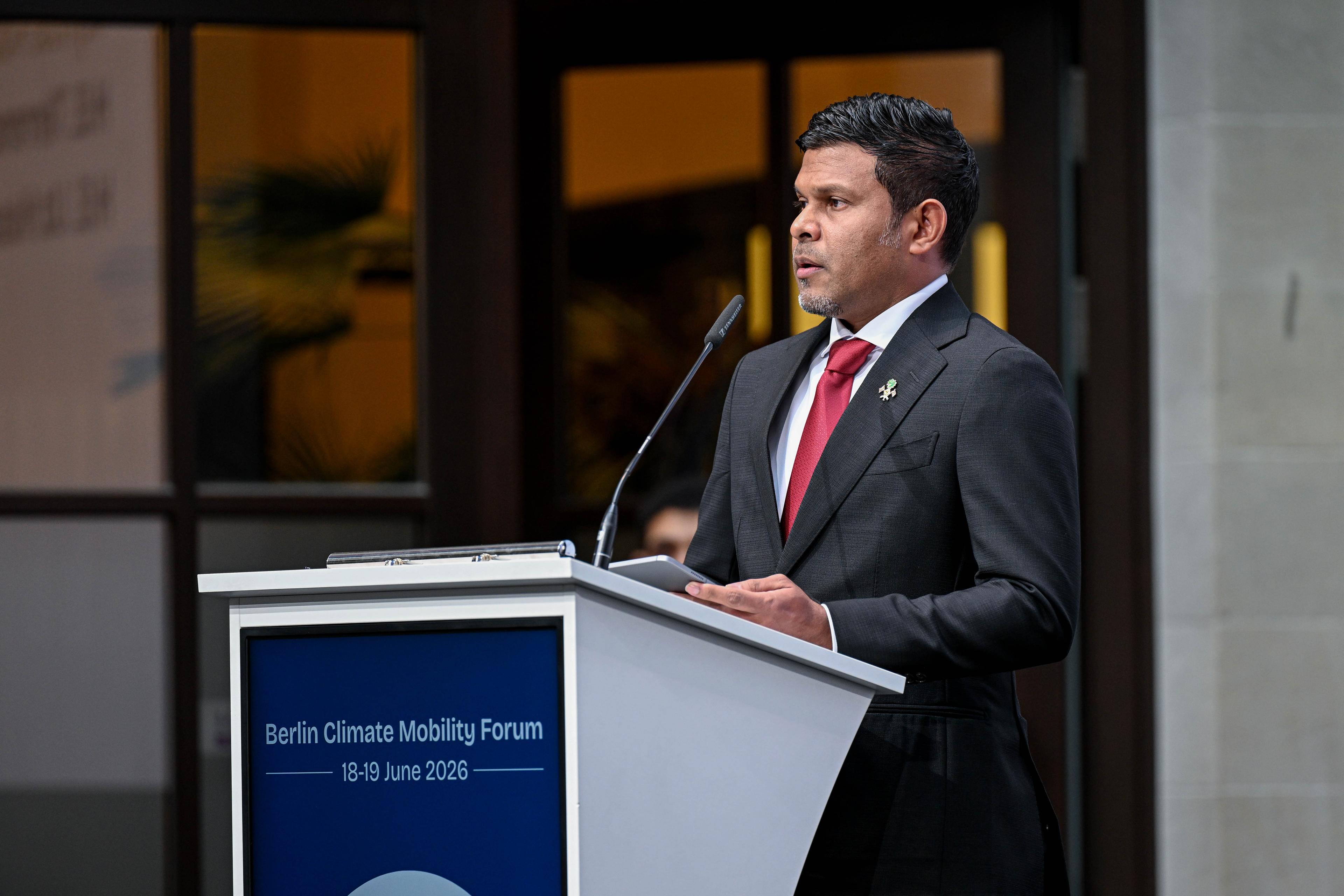 ކަނޑުގެ ލޮނުގަނޑު އުފުލެމުންދާ މި ދަނޑިވަޅުގައި، ޙައްޤުތައް ހިމާޔަތްކޮށް، ދެމެހެއްޓެނިވި ގޮތެއްގައި ގުޅިގެން މަސައްކަތްކުރަންޖެހޭ!