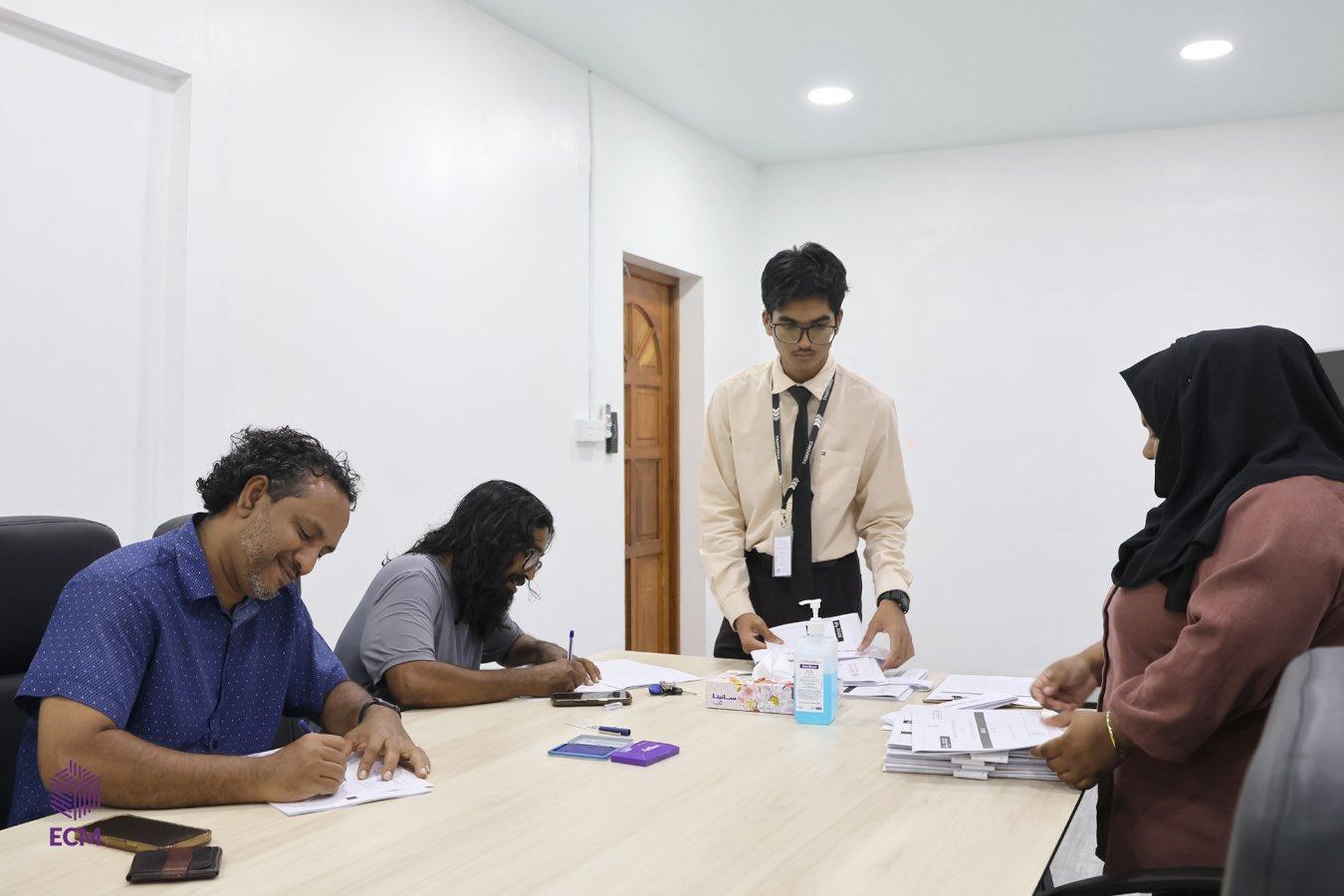 ހިތަދޫ އުތުރު ދާއިރާގެ ބައި-އިލެކްޝަންގެ ވޯޓާސް ލިސްޓުގައި ކެނޑިޑޭޓުން ސޮއިކޮށްފި