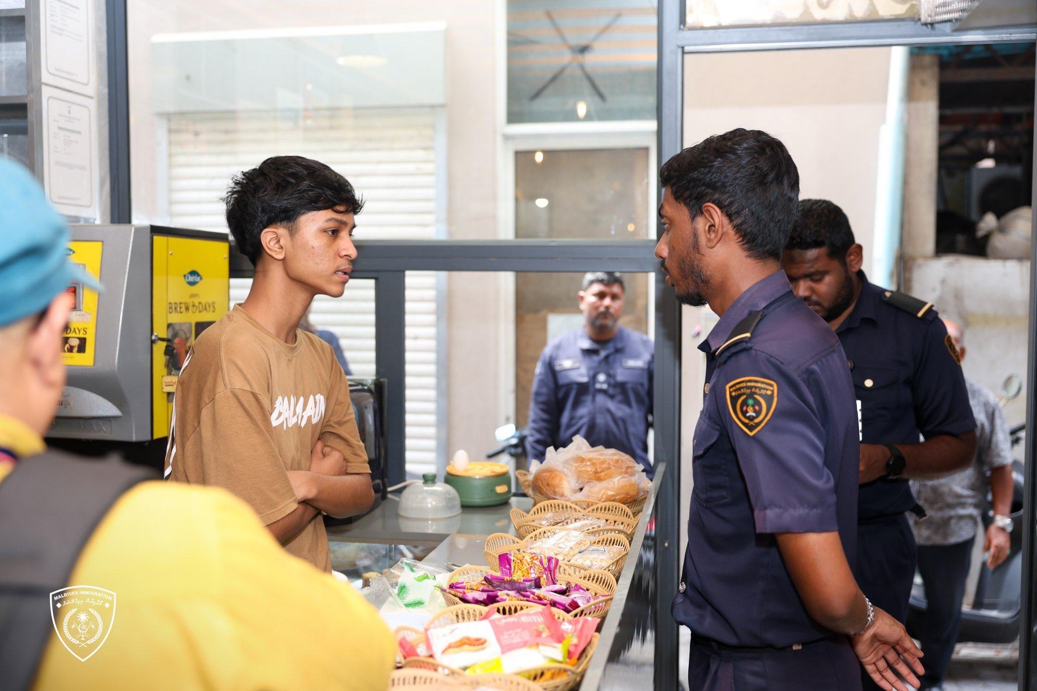 ބިދޭސީން  ގަވާއިދާ ހިލާފަށް ހިންގާ ކެފޭ/ޓޭކްއަވޭތަކަށް އަމާޒުކޮށްގެން ރެއިޑް އޮޕަރޭޝަނެއް، އެއް ބިދޭސީއަކު ހައްޔަރަށް!