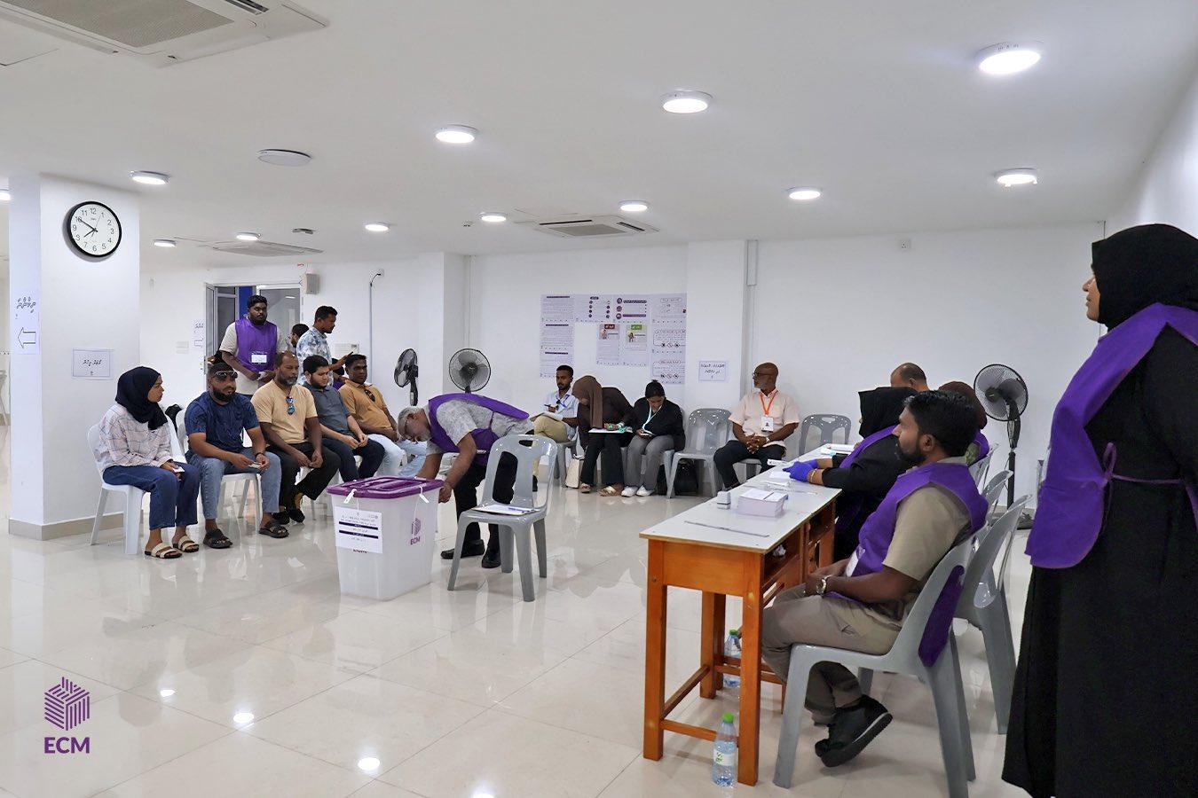 ދ. މީދޫ ކައުންސިލް ރައީސް ހޮވުމުގެ އިންތިޚާބުގެ އިތުރު ބުރުގެ ވޯޓުލުން ކުރިއަށް؛ މިހާތަނަށް 63 އިންސައްތަ މީހުން ވޯޓުލައިފި