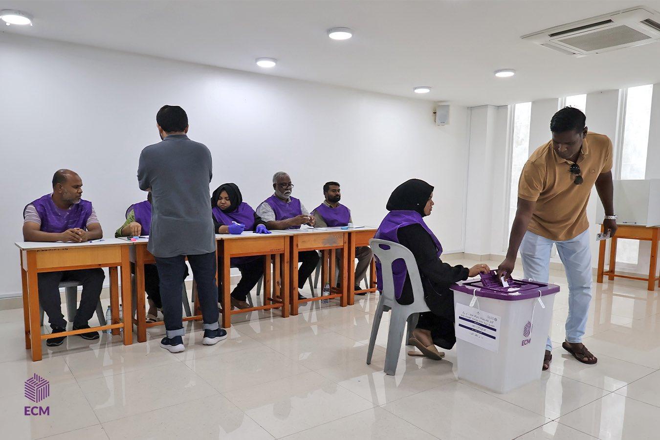ދ. މީދޫ ކައުންސިލް ރައީސް ހޮވުމުގެ އިންތިޚާބުގެ އިތުރު ބުރުގެ ވޯޓުލުން ކުރިއަށް: މެންދުރުފަހު 2 ޖެހުމާއި ހަމައަށް 73 އިންސައްތަ މީހުން ވޯޓުލައިފި