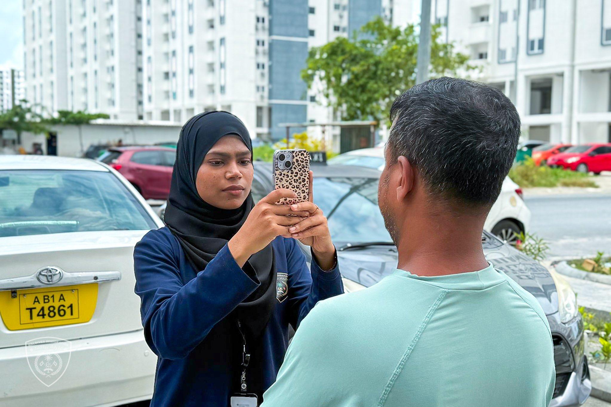 ހުޅުމާލެއިން 40 ބިދޭސީއަކު ޗެކްކޮށް، ގަވާއިދާ ހިލާފަށް އުޅުނު 2 މީހަކު އިމިގްރޭޝަނުގެ ބެލުމުގެ ދަށަށް!