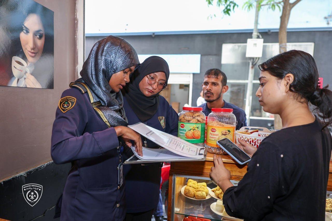 ޓޭކްއަވޭ އަދި ކެފޭތަކަށް އަމާޒުކޮށް ހިންގި ރޭޑެއްގައި ޤަވާއިދާ ޚިލާފަށް އުޅުނު 3 ބިދޭސީއަކު އިމިގްރޭޝަނުގެ ބެލުމުގެ ދަށަށް!