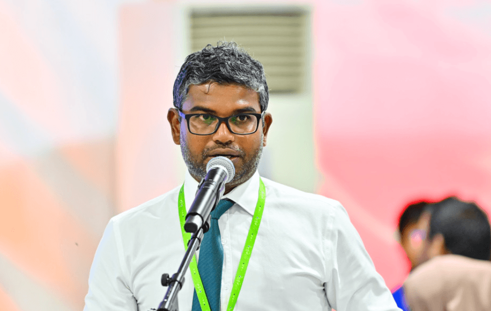 ޕާޓީ ބަދަލުކުރުމުން ތިނަދޫ ކައުންސިލްގެ ރައީސް ސަސްޕެންޑުކޮށްފި: ގޮނޑިއާއިމެދު ގޮތެއް ނިންމަނީ