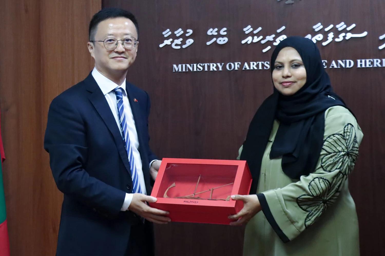 ޗައިނާ ސަފީރު، ވަޒީރު ހީނާ ވަލީދުގެ އަރިހަށް އިޙުތިރާމްގެ ޒިޔާރަތެއް ކުރައްވައިފި