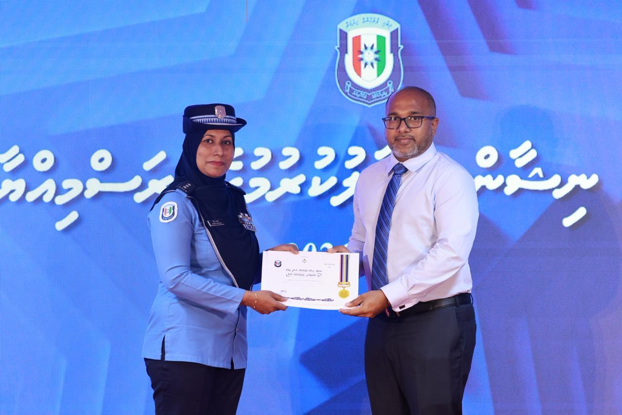މާލެ އޭރިއާގައި މަސައްކަތްކުރާ ފުލުހުންނަށް ޝަރަފުގެ ނިޝާން ދީފި