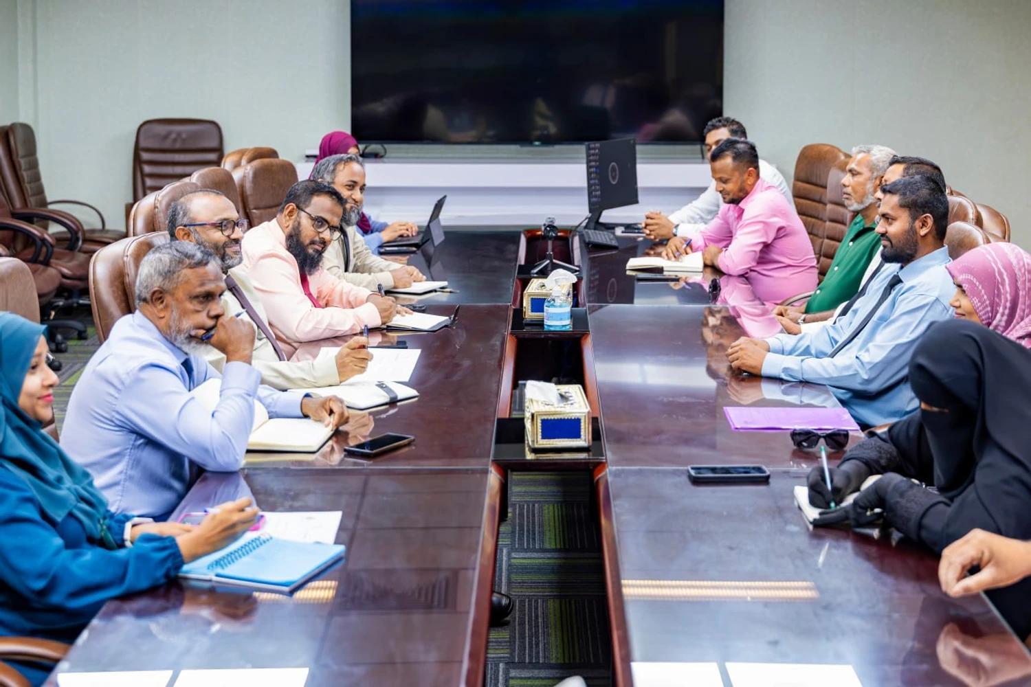 މިނިސްޓަރު ޝަހީމް ފީއަލީ ކައުންސިލާއި ބައްދަލުކުރައްވައިފި