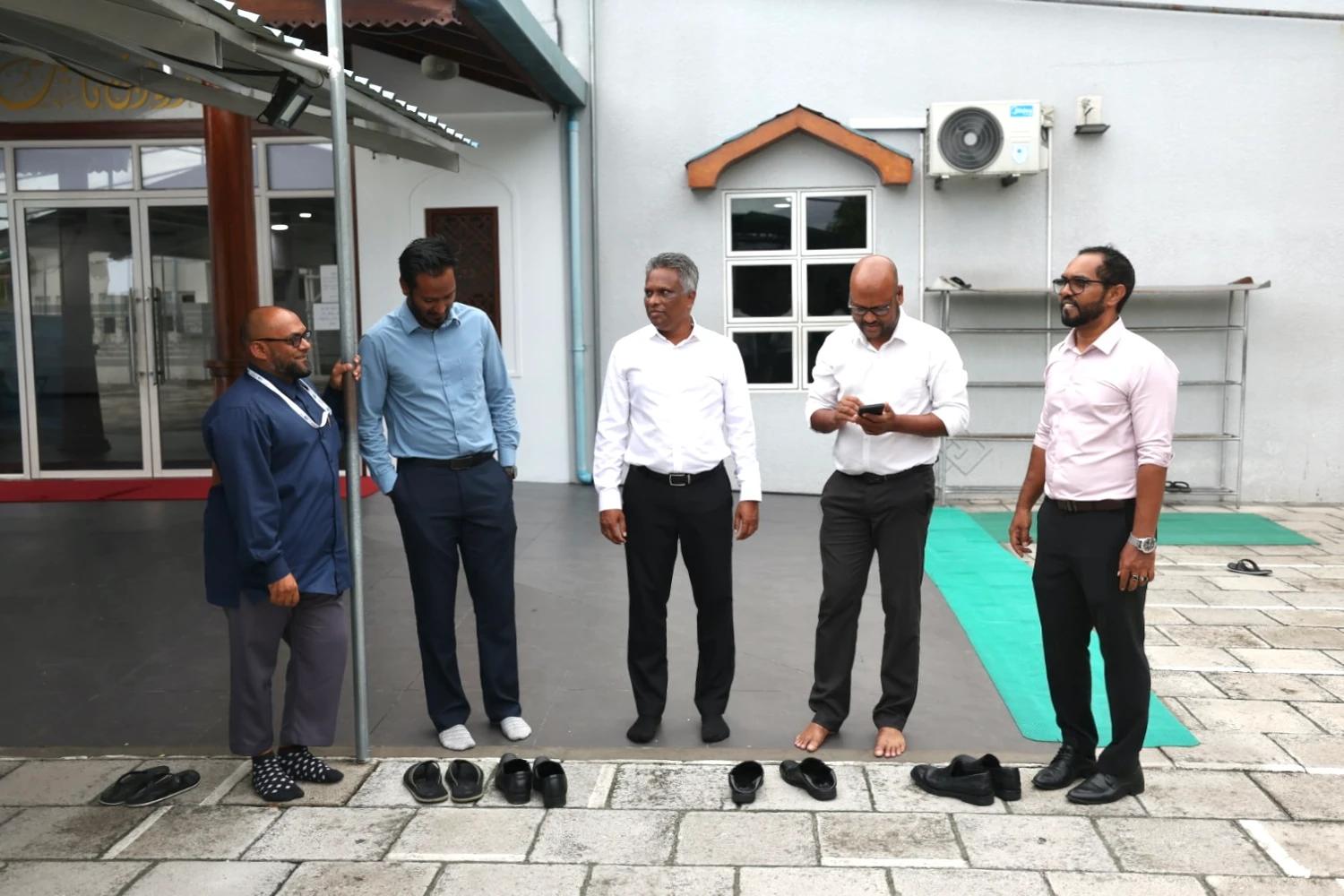 ހުޅުމާލެ ފޭސް 2 ގެ މިސްކިތްތަކުގެ ޙާލަތު މޭޔަރ ޢާޒިމްއާއި ކައުންސިލަރުން ގާތުން ބައްލަވައިލައްވައިފި