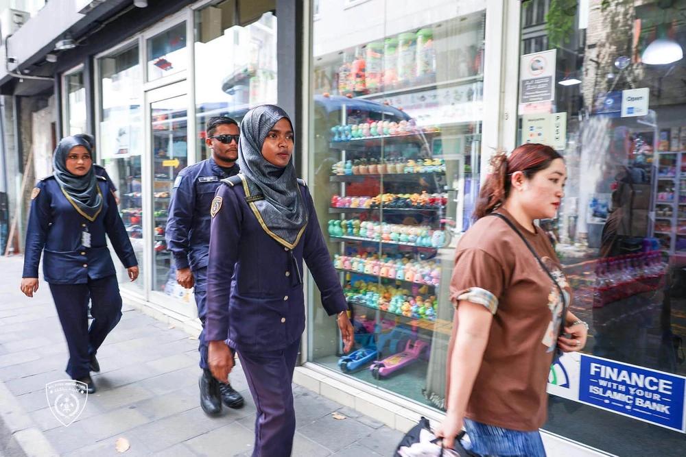 މާލޭގެ 9 ކެފޭއެއް ބަލައި ފާސްކޮށް، ގަވާއިދާ ޚިލާފަށް އުޅުނު 10 ބިދޭސީއަކު ހައްޔަރުކޮށްފި