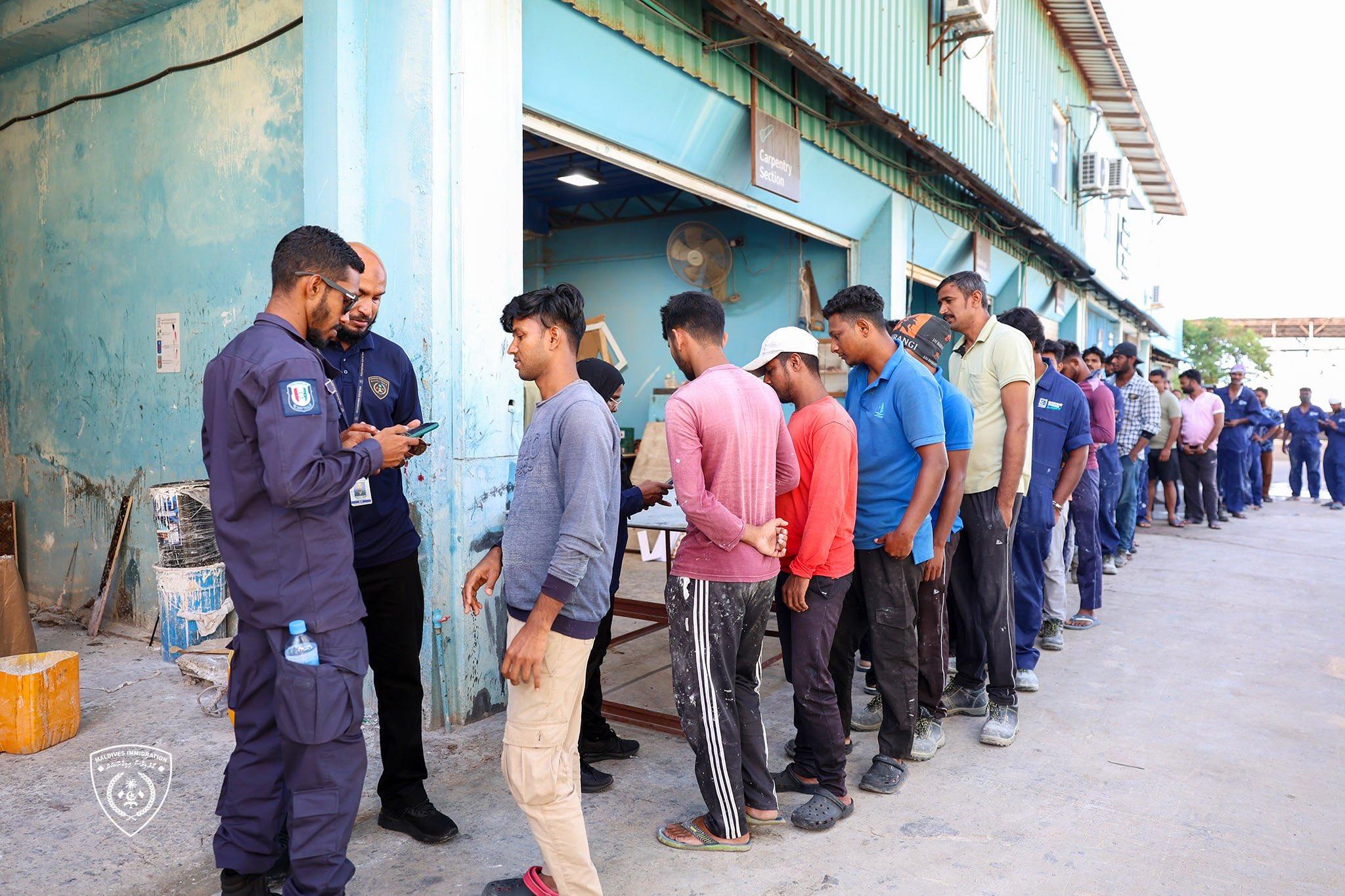 ތިލަފުށިން 800 އަށްވުރެ ގިނަ ބިދޭސީން ބަލައިފާސްކޮށް، 32 މީހަކު އިމިގްރޭޝަންގެ ބެލުމުގެ ދަށަށް!