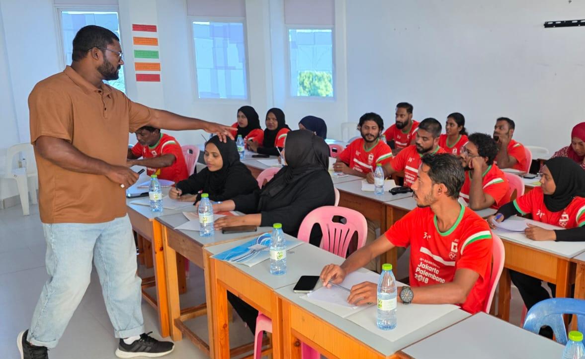 ގައްދޫގައި ހޭންޑްބޯޅަ ބޭސިކް ކޯޗިން ކޯހެއް ފެށިގެން ކުރިއަށްދަނީ