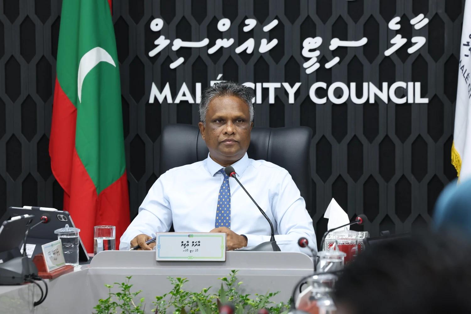 ލާމަރުކަޒީ ޤާނޫނަށް ގެންނަން އުޅޭ އިސްލާޙާ މެދު ކަންބޮޑުވުން ފާޅުކޮށް، ކައުންސިލްތަކުން ގުޅިގެން މަސައްކަތް ކުރުމަށް މޭޔަރ ޢާޒިމް ގޮވާލައްވައިފި