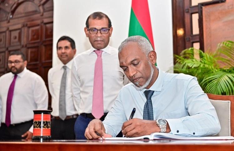 500 މިލިއަން ޑޮލަރުގެ ސުކޫކު ދައްކާ ހަލާސްކުރުމުން ނަޝީދުގެ ތައުރީފް ސަރުކާރަށް!