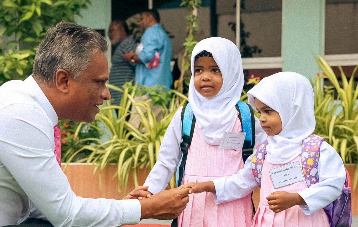 އާޒިމްވެސް ގޮވާލެއްވީ ކުޑަކުދިން ހަރުދަނާ ގޮތުގައި ތަރުބިއްޔަތުކުރުމަށް އެންމެން އެހީތެރިވުމަށް!