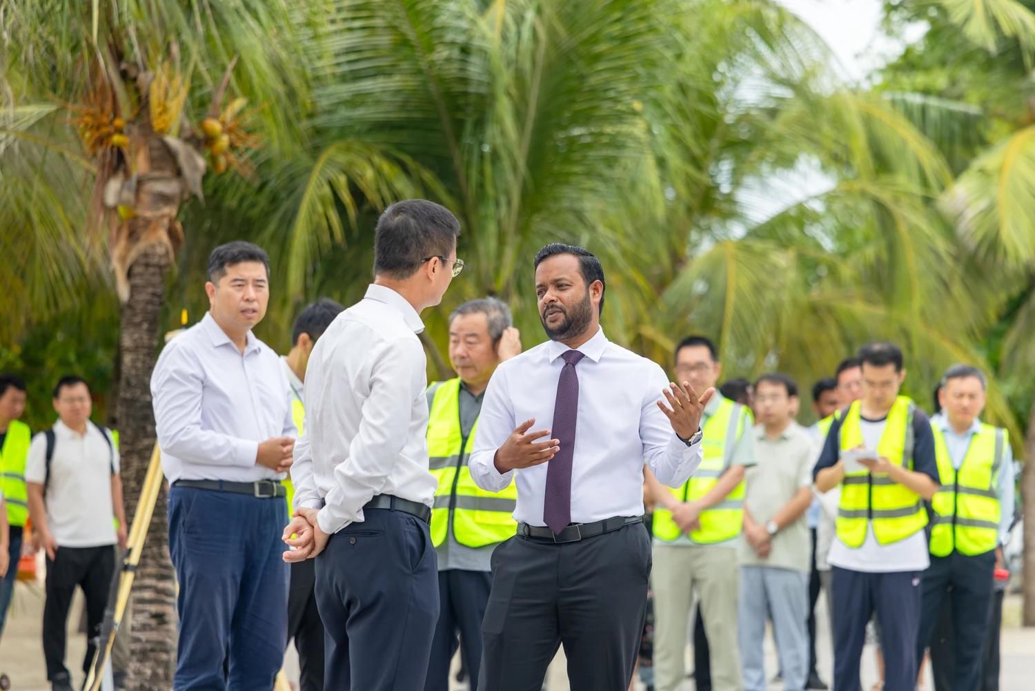 މާލެއާއި ވިލިމާލޭގެ މަގުތައް ހެދުމުގެ ބޮޑު މަޝްރޫޢުގެ ސާވޭ ކުރިއަށްދާގޮތް ހައުސިންގ މިނިސްޓަރާއި ޗައިނާ ސަފީރު ބައްލަވާލައްވައިފި