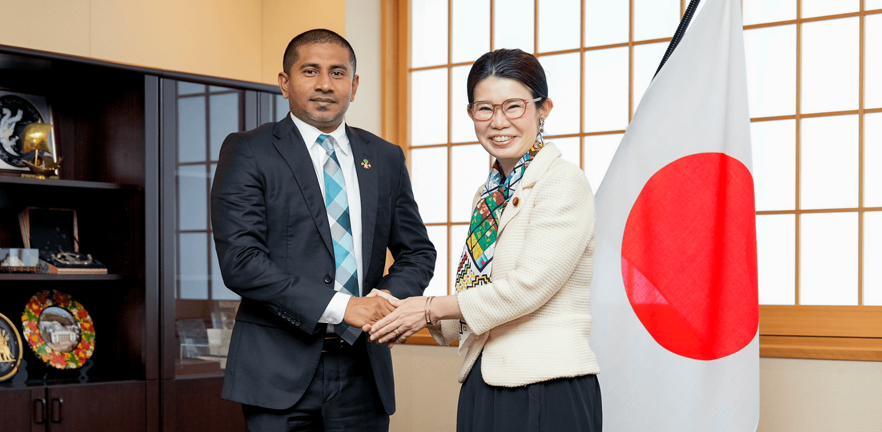 ސަފީރު މަހްލޫފު، ޖަޕާނުގެ ފޮރިން މިނިސްޓްރީގެ ސްޓޭޓް މިނިސްޓަރާއި ބައްދަލުކުރައްވައިފި