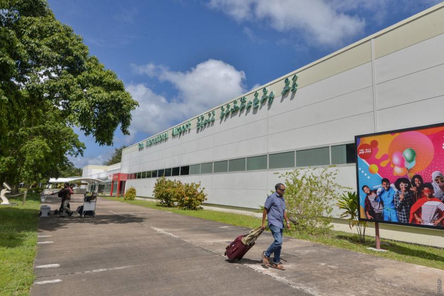 ގަމަށް ވައިގެ މަގުން އެތެރެކުރަން އުޅުނު 5.5 ކިލޯގެ މަސްތުވާތަކެއްޗާއެކު އިންޑިއާގެ ދެ ފަސިންޖަރަކު އަތުލައިގެންފި