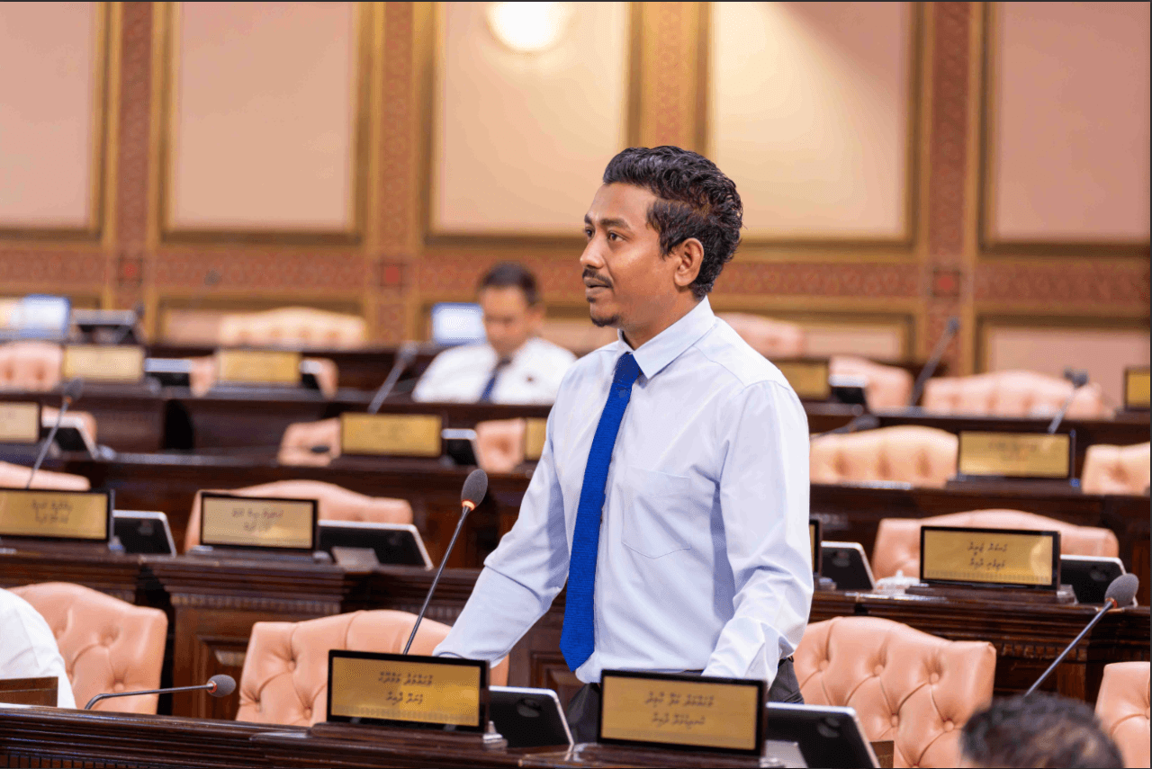 ރައީސް މުއިއްޒުގެ ސަރުކާރުން ސިޔާސީ ގޮތުން އެއްވެސް މުވައްޒަފަކު ވަކި ނުކުރާނެ: މެމްބަރު މަމްދޫހް