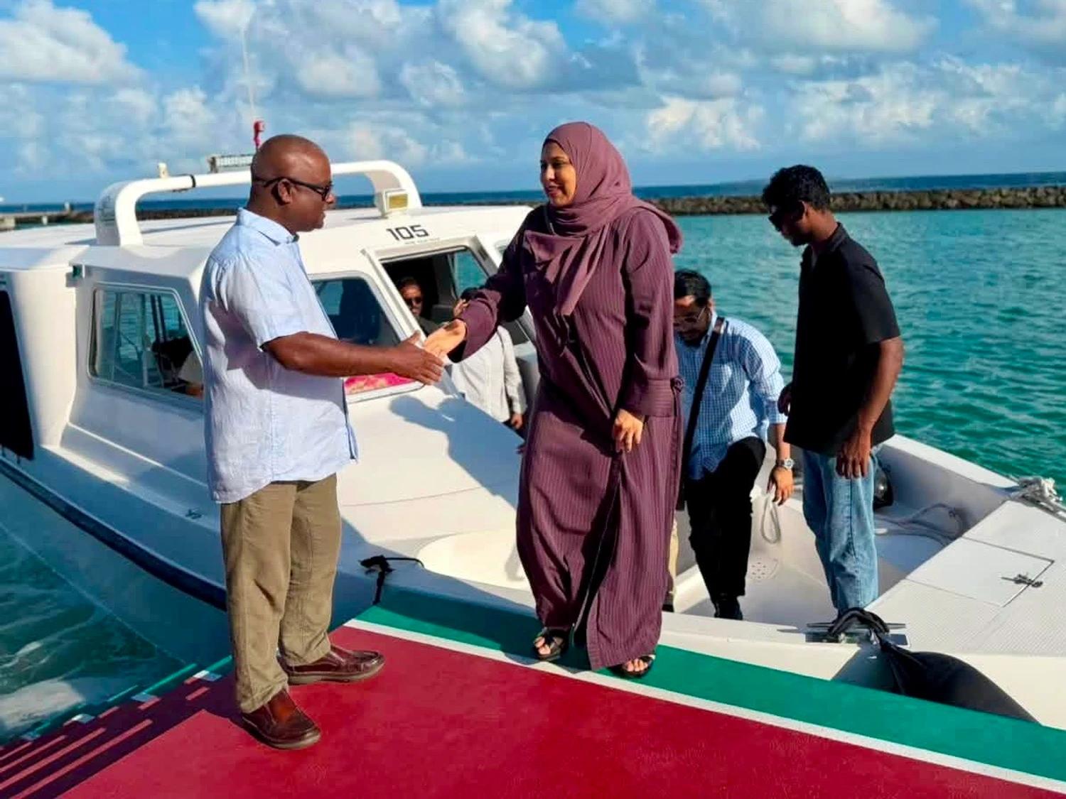 ޤައުމީ ދުވަހުގެ ތައްޔާރީތައް ބެއްލެވުމަށް ވަޒީރު ހީނާ ހއ އަތޮޅަށް