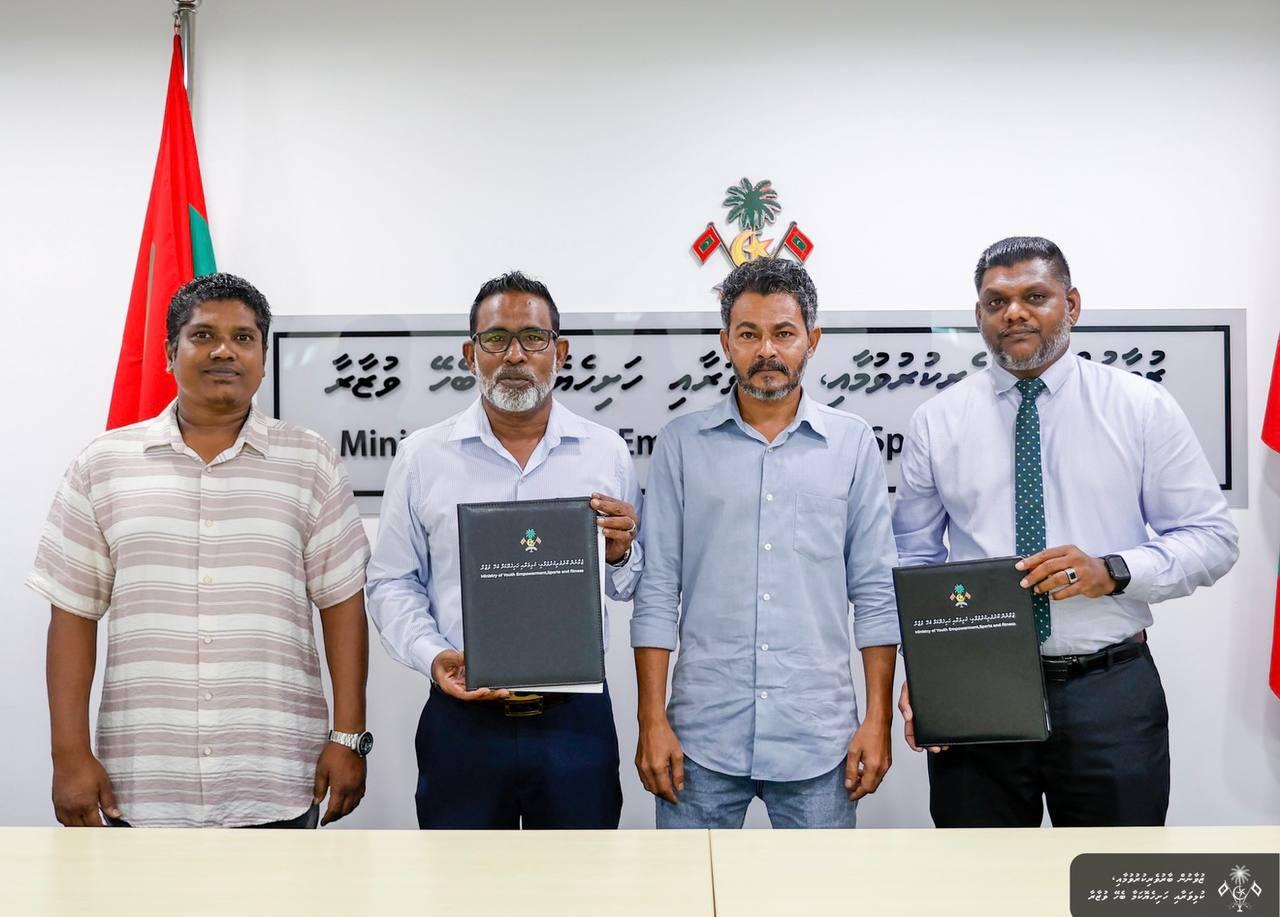 ފިއްލަދޫގައި ހޭންޑްބޯލް ކޯޓު ތަރައްގީކުރުމުގެ މަސައްކަތުގެ އެއްބަސްވުމުގައި ސޮއިކޮށްފި